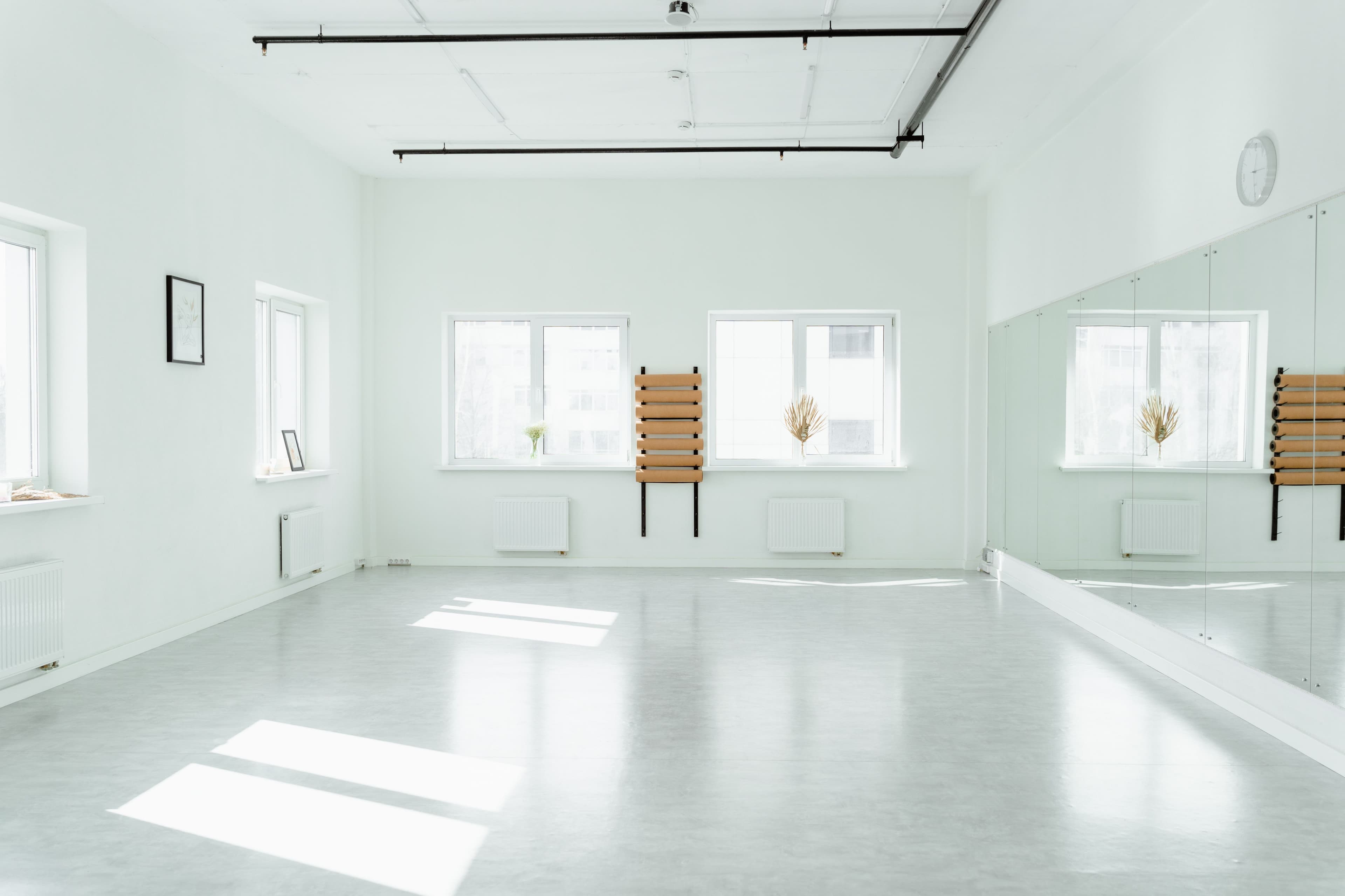 Empty dance studio with screw-mounted mirror panels and visible joints; photo by MART PRODUCTION